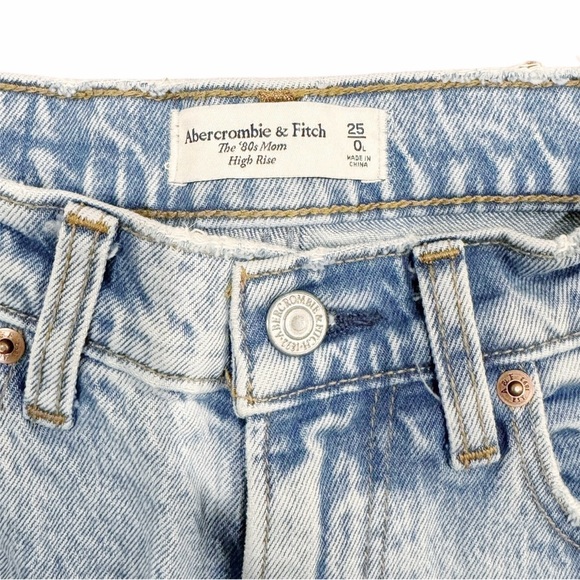 NWOT! Abercrombie & Fitch 80s High Rise Mom Jeans, Light Wash - Picture 3 of 4